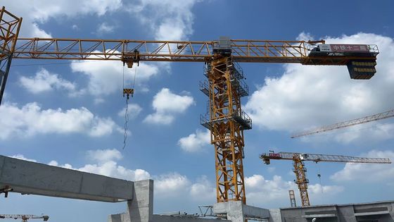 7025 12 toneladas QTZ250 grúa de torre usada con 70m Jib y L68 mástil hecho en 2021 año