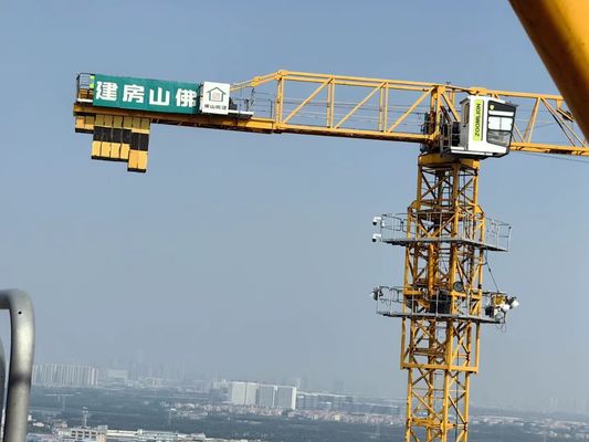 7020 QTZ250 Grúa torre usada con 3 metros L68B Secciones de mástil EXW FOB CIF CPT